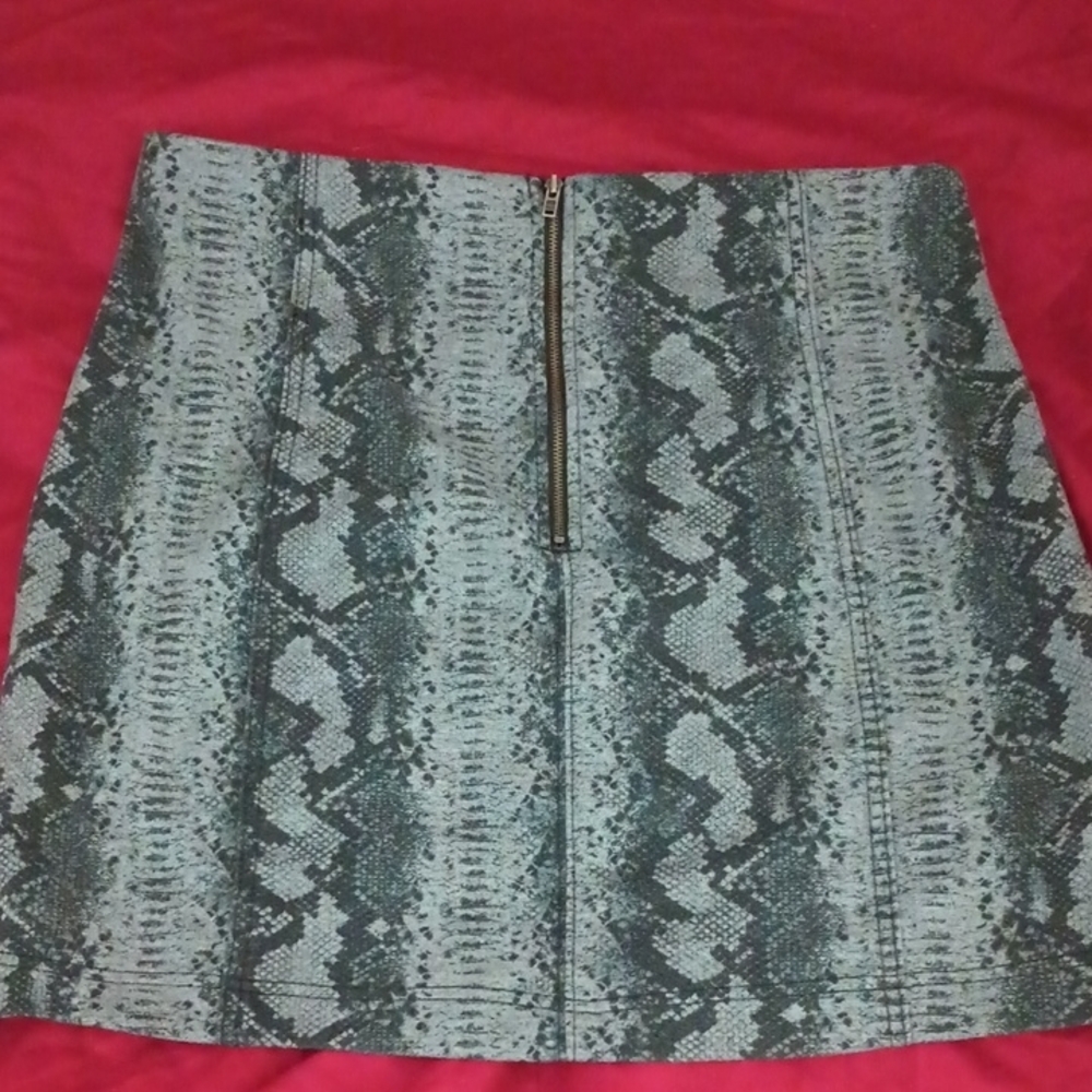 Material Girl Black and Gray Snake Print Mini Skirt Size XL Zipper Spring Summer